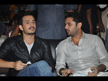 నితిన్ నా కాలర్ పట్టుకుని లాక్కెల్లాడు: అఖిల్ కామెంట్