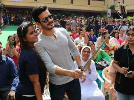 కాలేజీ అమ్మాయిలతో అఖిల్ అక్కినేని సందడి (ఫోటోస్)