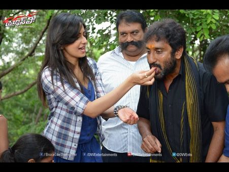 శ్రీను వైట్ల పుట్టినరోజు :రకుల్ చేతుల మీదుగా ( ఫొటోలు)