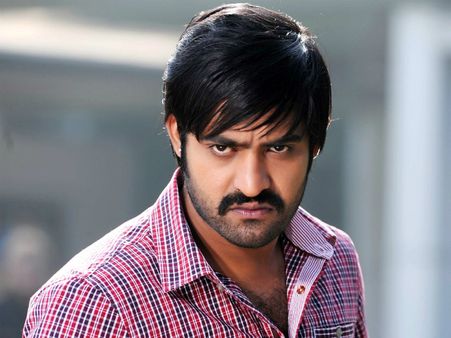 ఎన్టీఆర్ కు స్క్రిప్టు నేరేట్ చేస్తున్న రామ్ డైరక్టర్