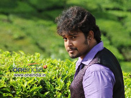 అర్దరాత్రి వాహనాన్ని ఢీ కొట్టిన హీరో తనీష్..కేసు