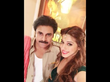 సర్దార్ గబ్బర్ సింగ్ సెట్స్: పవన్ కళ్యాణ్‌తో లక్ష్మీరాయ్ (సెల్ఫీ)