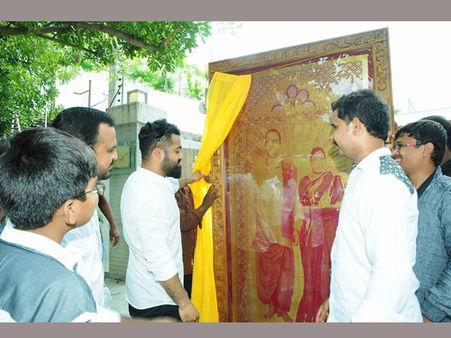 ఎన్టీఆర్ కు ఫ్యాన్స్ 35 లక్షల గిప్ట్ (ఫొటోలు)