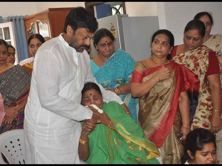 చిరుతో పాటు ప్రముఖుల ఓదార్పు: ఏడిద అంతిమయాత్ర (ఫోటోస్)