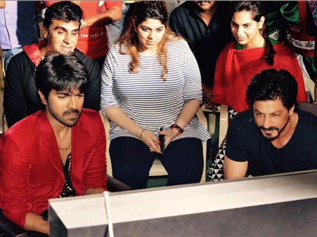 ‘బ్రూస్ లీ’ సెట్లో షారుక్, చరణ్-ఉపాసన హ్యాపీ (ఫోటోస్)