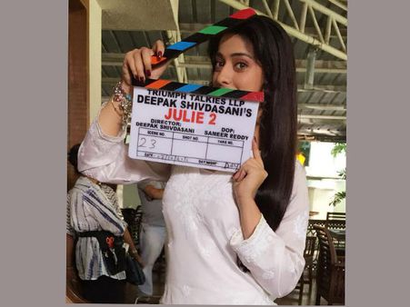 లక్ష్మీ రాయ్ హాట్ ఇన్నింగ్స్ మొదలైంది (ఫోటో)