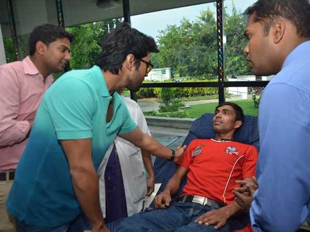 బ్రూస్ లీ సందేశాత్మకం, నాన్న దారిలో సేవ : రామ్ చరణ్