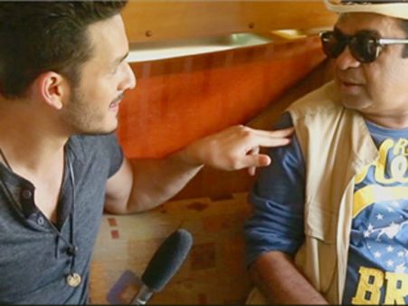 ఫన్ టైమ్‌: బ్రహ్మానందం ను ఇంటర్వూ చేసిన అఖిల్‌ ( వీడియో)