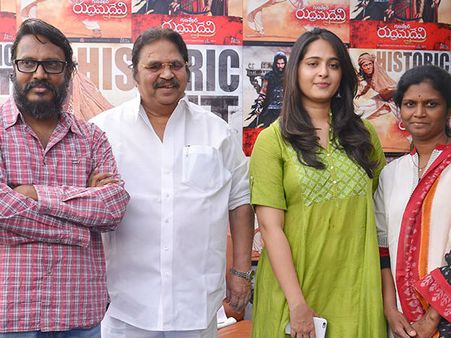 రుద్రమదేవి ప్రెస్‌మీట్: చెర్రీ సినిమాపై దాసరి కామెంట్?