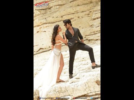 రామ్ చరణ్ పోలీస్ ఆఫీసరా..? (‘బ్రూస్ లీ’ కొత్త ట్రైలర్)