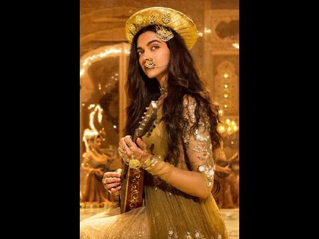 బాజిరావు మస్తానీ : దీపిక పదుకోన్ లుక్ అదుర్స్ (ఫోటోస్)