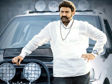 స్టైలిష్ లుక్ విత్ సిగ్నేచర్ తో బాలయ్య (ఫొటో)