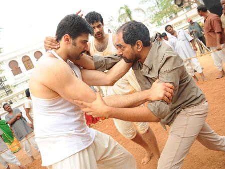 క్రిష్ పనితీరుకు అద్దం పట్టే ‘కంచె’ (వర్కింగ్ స్టిల్స్)