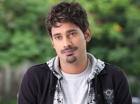 ప్రేయసితో వరుణ్ సందేశ్ పెళ్లి: మంచు లక్ష్మి వద్ద బయటపడ్డాడు