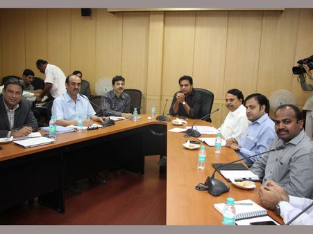 వందల కోట్ల నష్టం: సురేష్ బాబు, అండగా ఉంటాం: కేటీఆర్