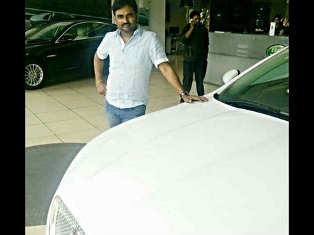 హిట్ ఎఫెక్ట్ : డైరక్టర్ కు కొత్త జాగర్ కారు గిప్ట్ (ఫొటోలు)