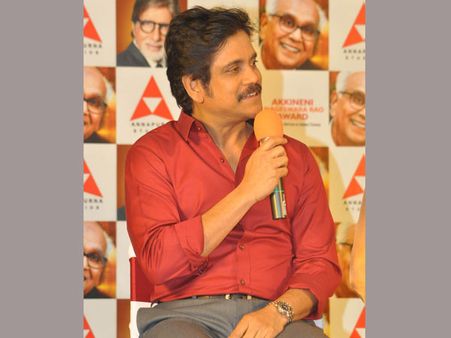 మళ్లీ చేస్తున్నాడు : 'మజ్ను' లో నాగార్జున