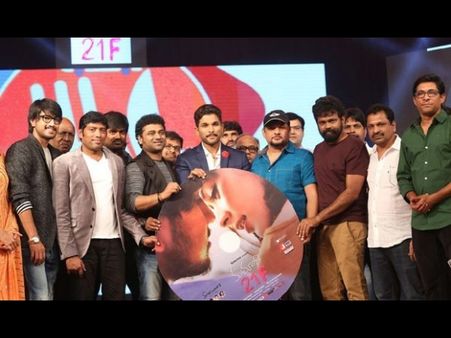 డైలాగులు చెప్తూ.... అల్లు అర్జున్ రచ్చ చేస్తూ...( ఫొటోలు)