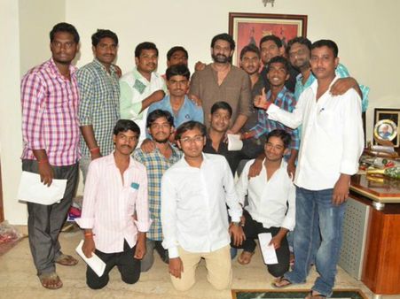 స్వీట్ మూమెంట్స్: తన డార్లింగ్ ఫ్యాన్స్‌తో ప్రభాస్ (ఫోటోస్)