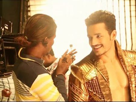 చూడండి: ‘అఖిల్’ ఇంట్రో సాంగ్ మేకింగ్ (వీడియో)