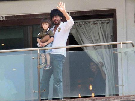 అర్ధరాత్రి స్టార్ హీరో ఇంటిముందు ఫ్యాన్స్ సందడి (ఫోటోస్)