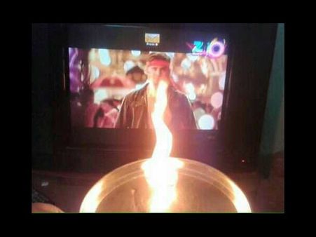 టీవిలో 'శ్రీమంతుడు' : హారతులు,పూజలతో మహేష్ ఫ్యాన్స్ (ఫొటోలు)