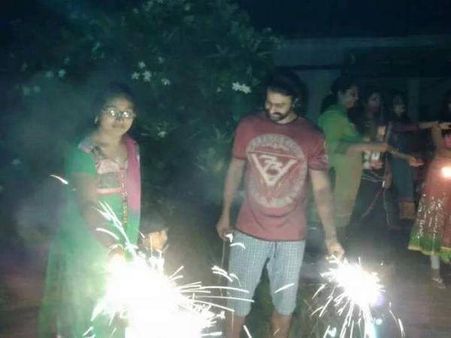 దీపావళి జరుపుకుంటున్న ప్రభాస్ (ఫొటో)