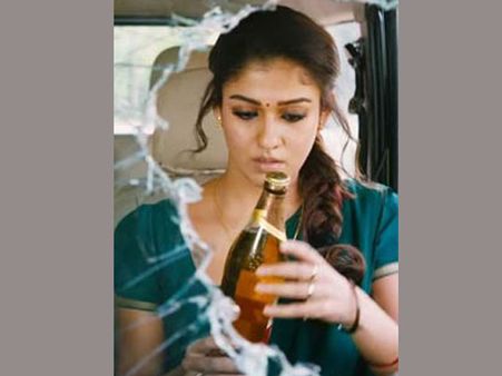 కాంట్రవర్సీ: నయనతార చేతిలో బీర్ బాటిల్ (ఫోటోస్)