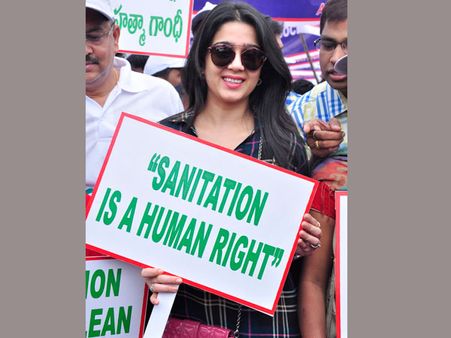 టాయిలెట్ డే రన్: నక్లెస్ రోడ్లో చార్మి సందడి (ఫోటోస్)