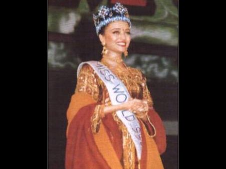 'ప్రపంచ సుందరి'కి 21 ఏళ్లు: ఐశ్వర్య రాయ్ స్టన్నింగ్ పిక్చర్స్ (ఫోటోలు)