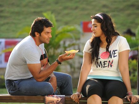 సైజ్ జీరో: అనుష్క-ఆర్య మధ్య లిప్ కిస్ సీన్?