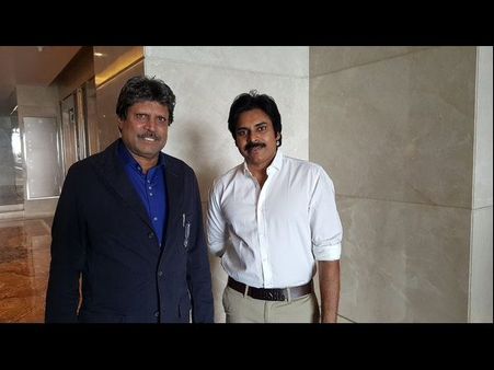 ఆశ్చర్యం :పవన్ అడిగి మరీ ఫొటో దిగారు (ఫొటోలు)