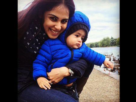 తొలి బర్త్ డే: ఆనందంలో తేలిపోతున్న జెనీలియా (ఫోటోస్)