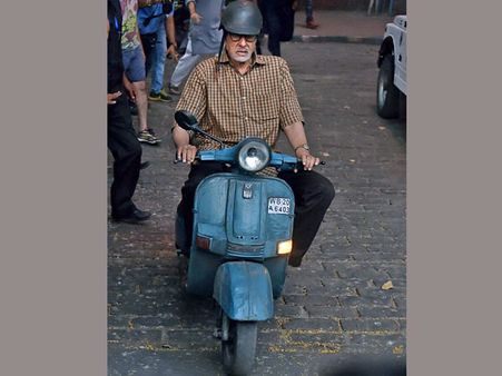 కోల్‌కతా రోడ్లపై బిగ్ బి స్కూటర్ సవారీ