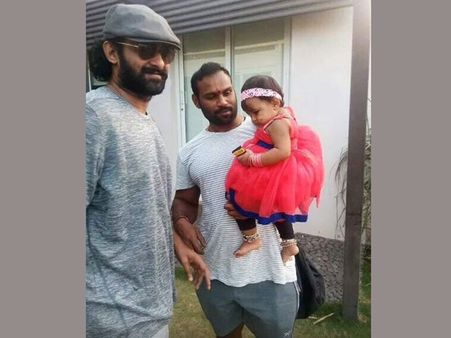 'బాహుబలి' లుక్ కి తిరిగి ప్రభాస్ (ఫొటోలు)