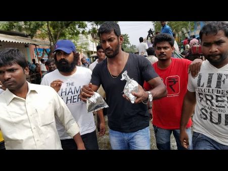 చెన్నై వీధుల్లో తిరుగుతూ ఫుడ్, వాటర్ పంచిన విశాల్ (ఫోటోస్)