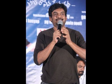 ఇదేం పనంటూ...పూరి పై మెగా ఫ్యాన్స్ ఆగ్రహం?