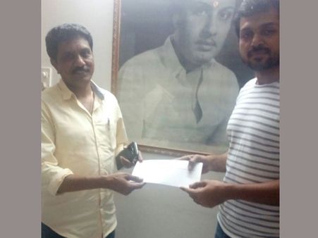 కమల్‌హాసన్‌ విరాళం..హీరో కార్తీ చేతికి