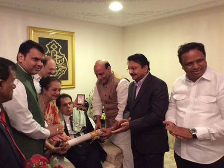 పద్మవిభూషణ్‌ అందుకున్న దిలీప్‌కుమార్‌