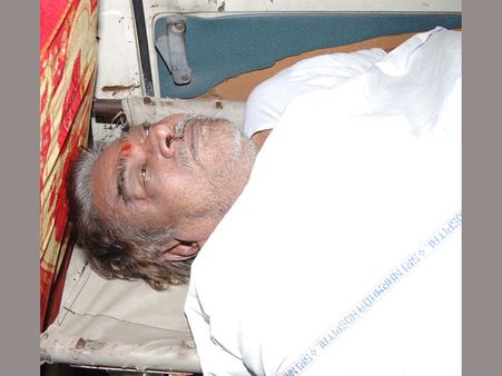 డోంట్ ట్రబుల్ హర్, గోడపై రంగనాథ్ సందేశం (ఫోటోస్)