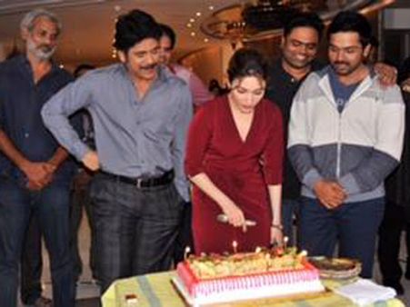 తమన్నా బర్త్ డే సెలబ్రేట్ చేసిన నాగార్జున, కార్తి (ఫోటోస్)