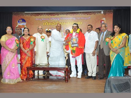 దాసరిని కిరీటంతో సత్కరించిన రోశయ్య (ఫోటో)