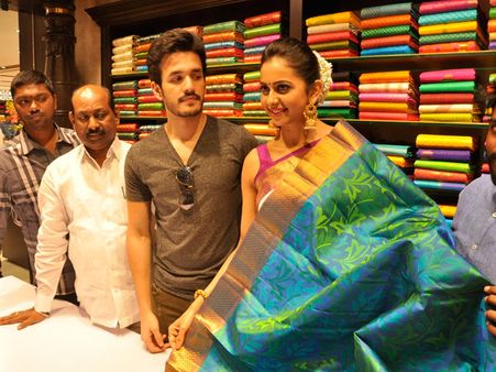 షాపింగ్ మాల్‌లో చీర కట్టి చూసిన రకుల్ ప్రీత్, అఖిల్ కొంటెచూపు! (పిక్చర్స్)