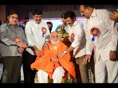 ఎన్టీఆర్ 12, నేనూ 12: రాఘవేంద్రుడికి అల్లు పురస్కారంలో చిరు (ఫోటోస్)