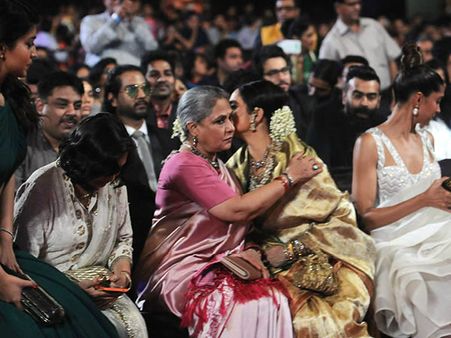 ఆశ్చర్యం.... జయా బచ్చన్, రేఖ కౌగిలింత!