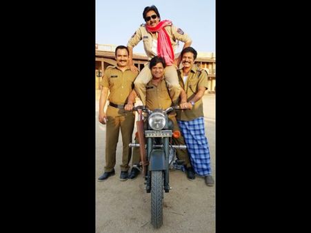 సర్దార్ గబ్బర్ సింగ్: అలీ బుజాల మీద ఎక్కిన పవన్ (ఫోటో)