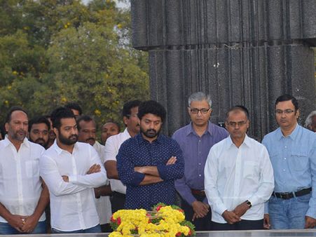 తాతకు నివాళి: ఎన్టీఆర్ ఘాట్ వద్ద జూ ఎన్టీఆర్ (ఫోటోస్)