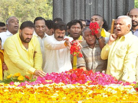 తండ్రిని స్మరించుకున్న బాలయ్య ..ఘాట్ వద్ద నివాళి (ఫోటోస్)