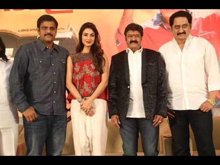 దేశం మొత్తం ‘డిక్టేటర్‌’ గురించే...(ఫొటోలు)