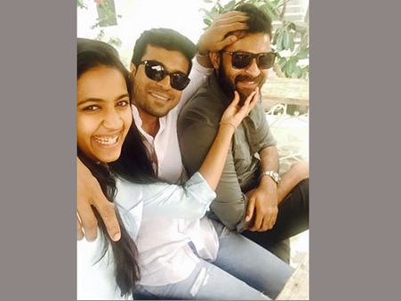 చెర్రీతో కలిసి వరుణ్ తేజ్ బర్త్ డే సెలబ్రేషన్స్ (ఫోటోస్)